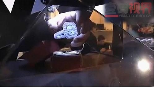 观众正在触摸全息影像——戒指
