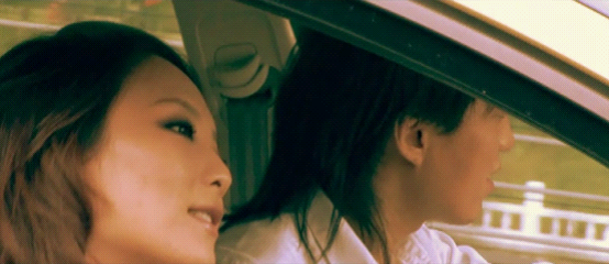拍摄胡霖与王超在车内唱歌